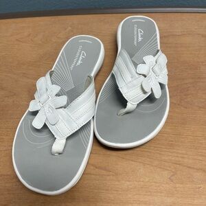 Clarks Cloudsteppers  White Floral Thong Sandals size 7
